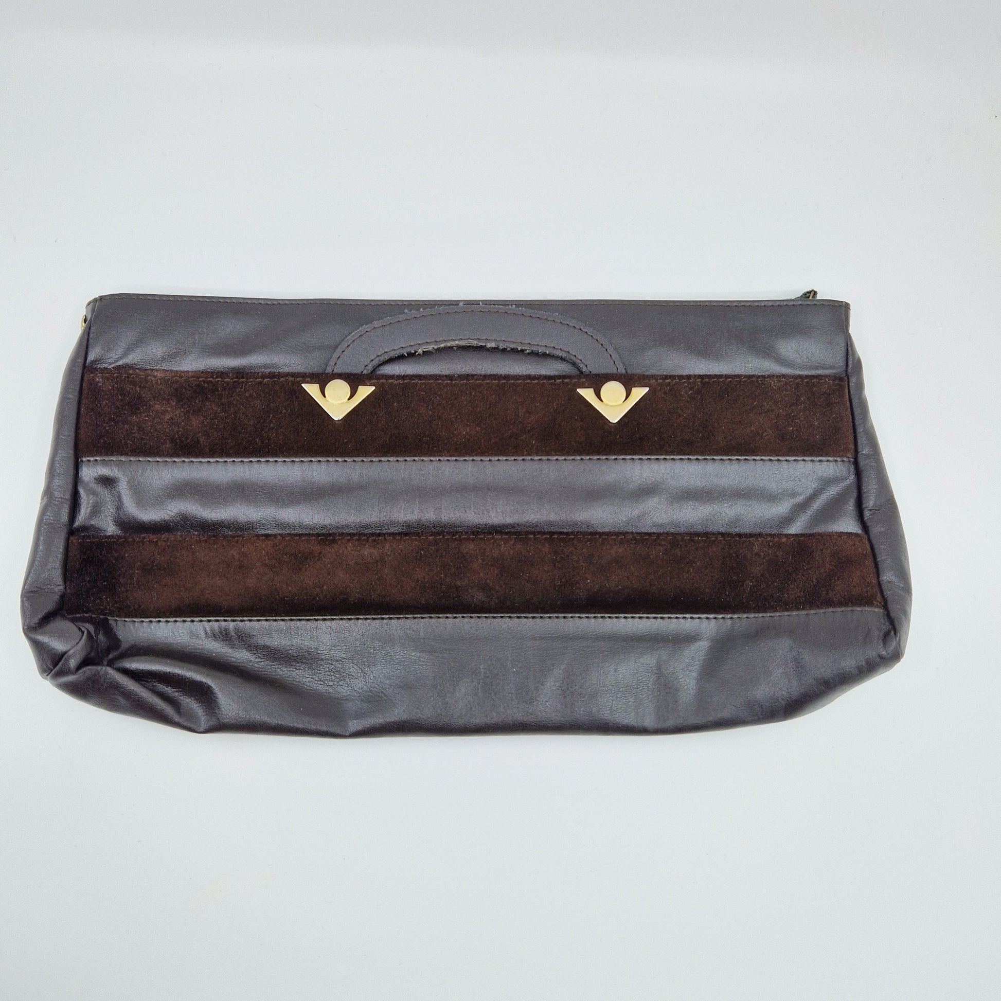 Einzigartige und nachhaltige Vintage Tasche in braun mit Henkel. Unique and sustainable vintage handbag in brown with handle. Front 2.