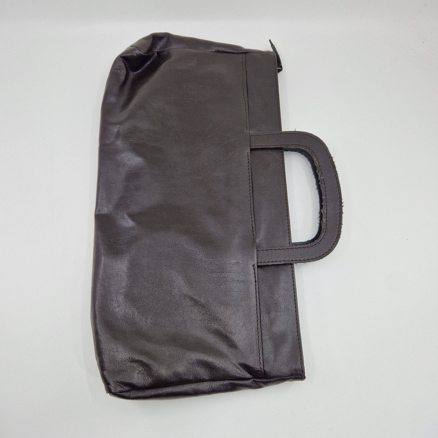 Einzigartige und nachhaltige Vintage Tasche in braun mit Henkel. Unique and sustainable vintage handbag in brown with handle. Back.