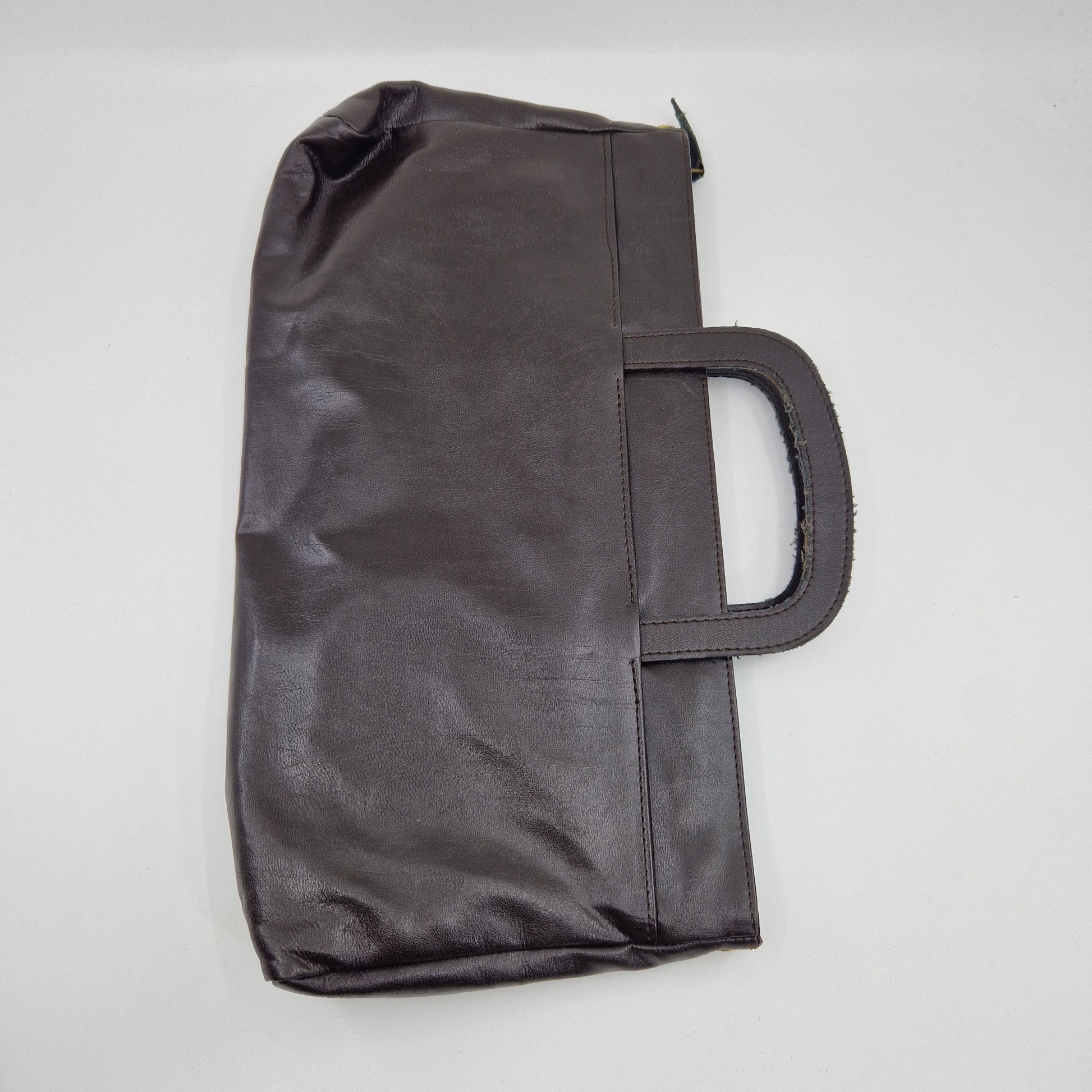 Einzigartige und nachhaltige Vintage Tasche in braun mit Henkel. Unique and sustainable vintage handbag in brown with handle. Back.
