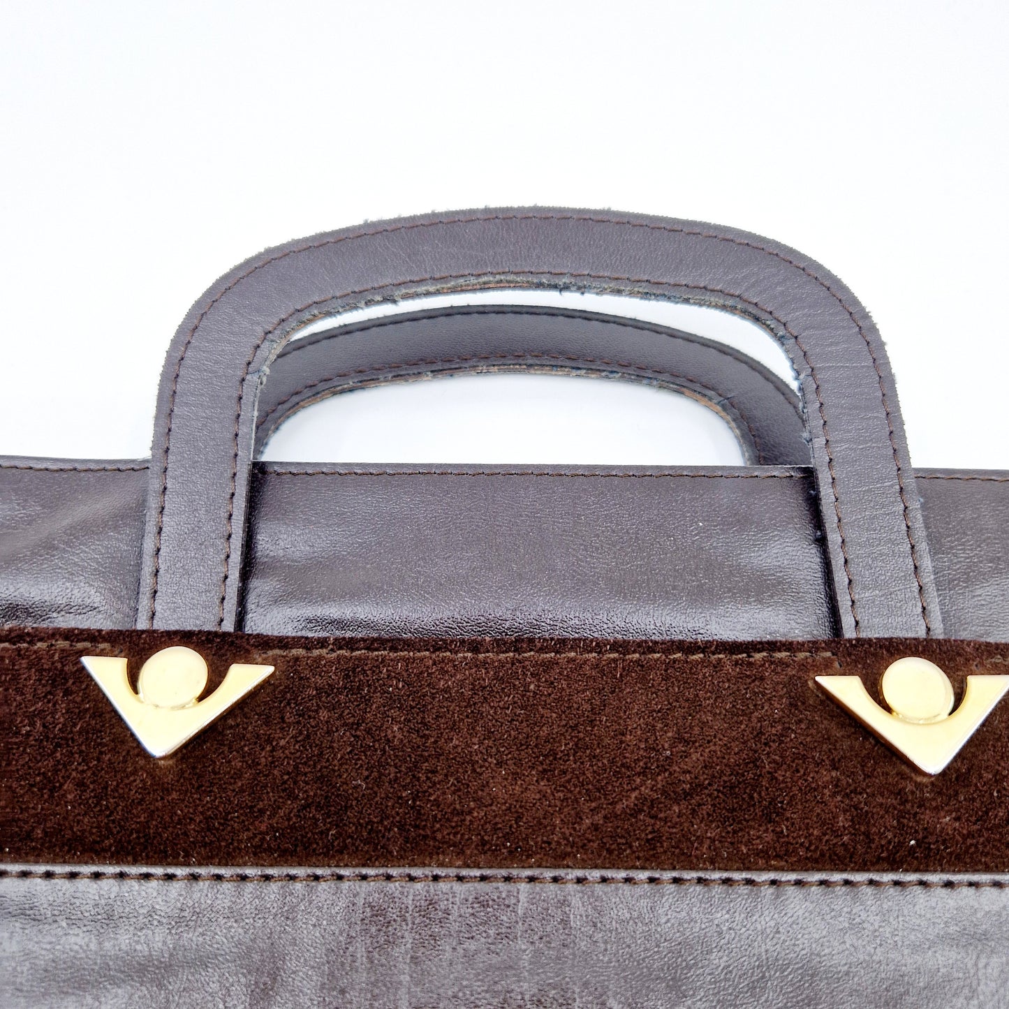 Einzigartige und nachhaltige Vintage Tasche in braun mit Henkel. Unique and sustainable vintage handbag in brown with handle. Close-up.