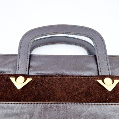 Einzigartige und nachhaltige Vintage Tasche in braun mit Henkel. Unique and sustainable vintage handbag in brown with handle. Close-up.