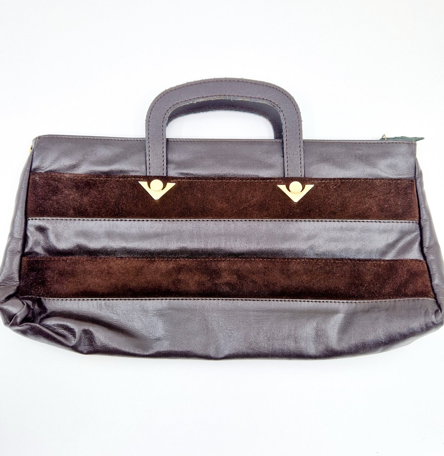 Einzigartige und nachhaltige Vintage Tasche in braun mit Henkel. Unique and sustainable vintage handbag in brown with handle. Front.