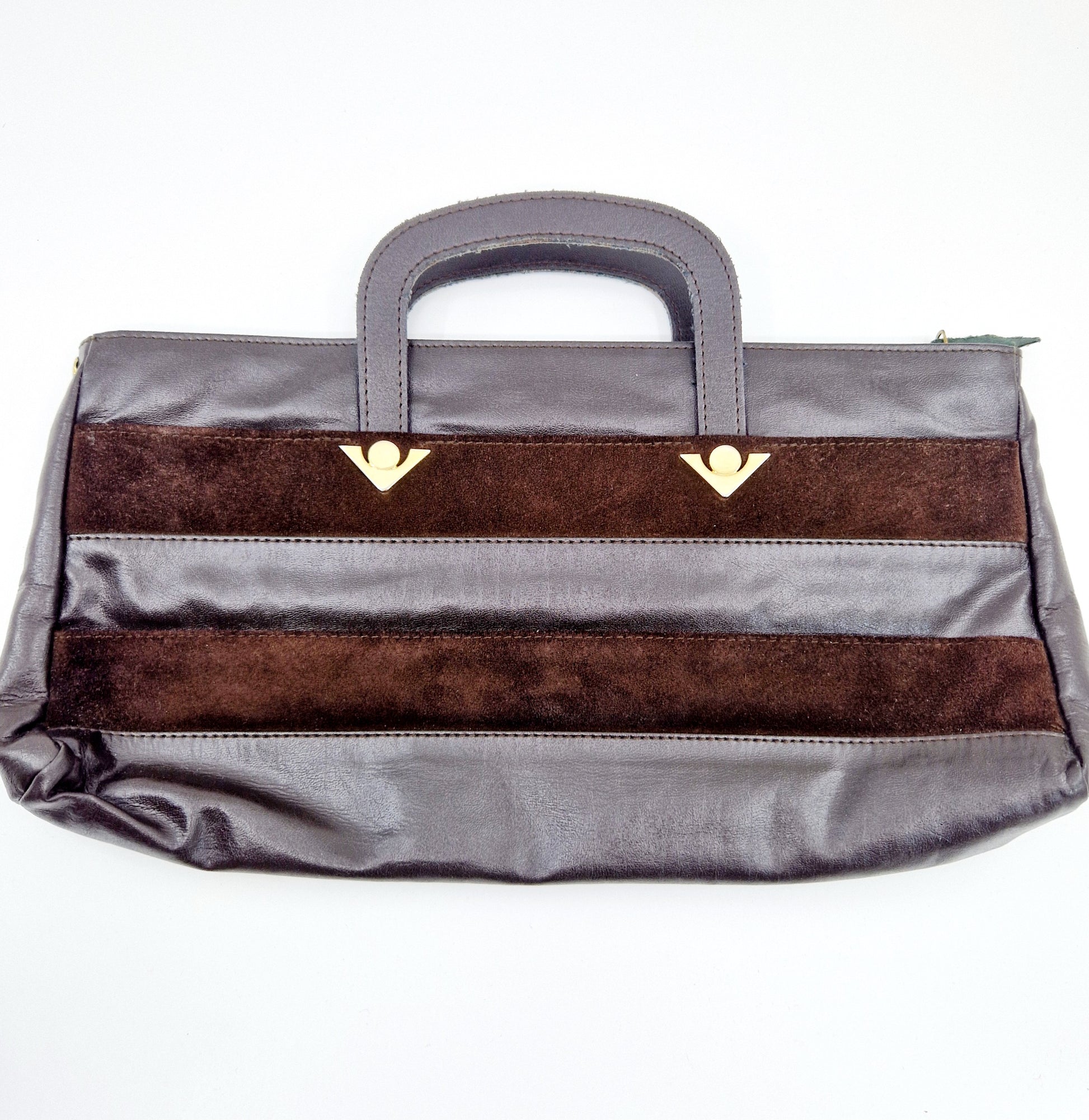 Einzigartige und nachhaltige Vintage Tasche in braun mit Henkel. Unique and sustainable vintage handbag in brown with handle. Front.
