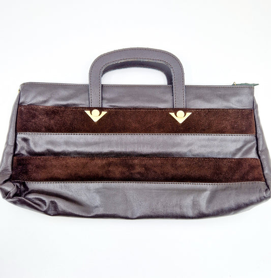 Einzigartige und nachhaltige Vintage Tasche in braun mit Henkel. Unique and sustainable vintage handbag in brown with handle. Front.