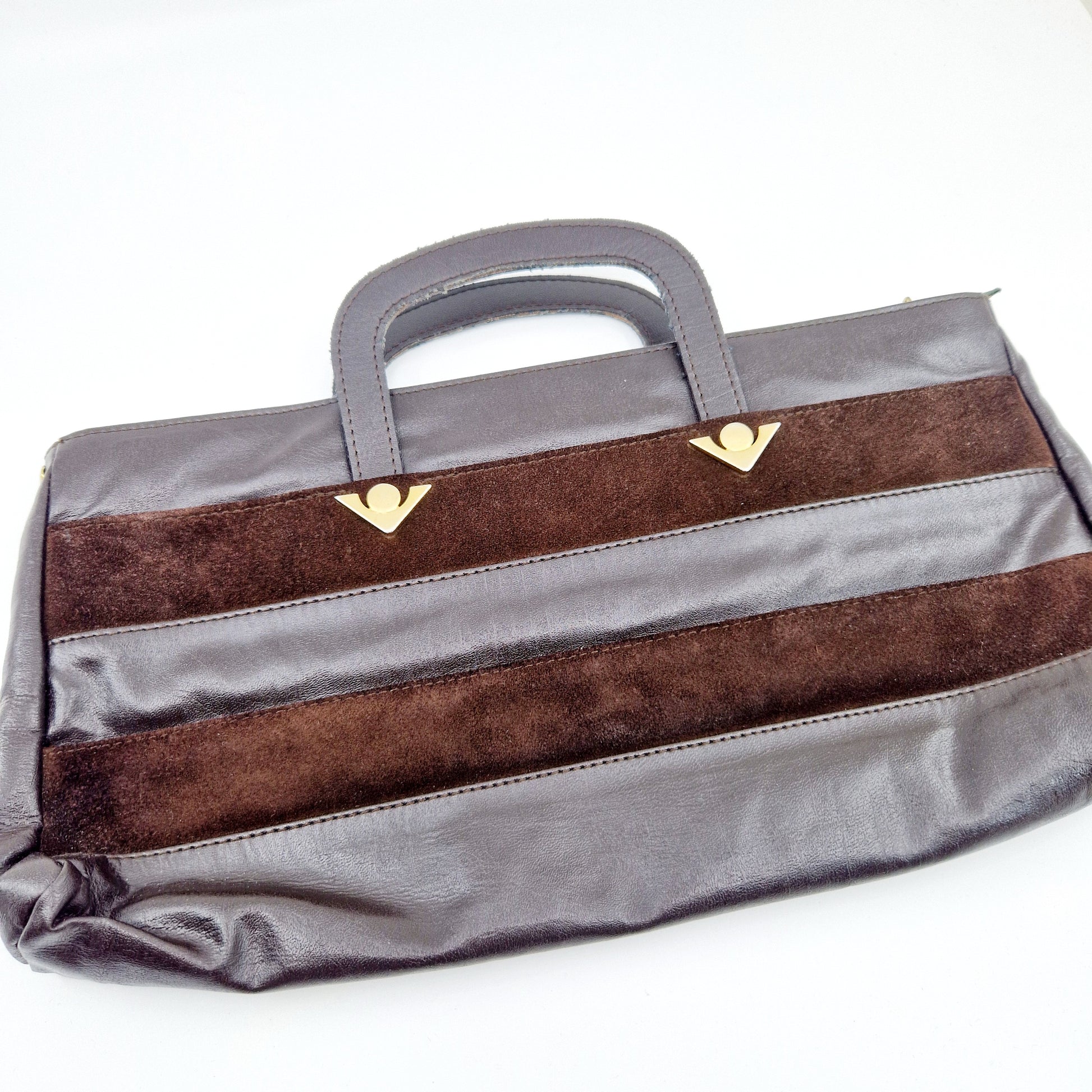 Einzigartige und nachhaltige Vintage Tasche in braun mit Henkel. Unique and sustainable vintage handbag in brown with handle. Side.