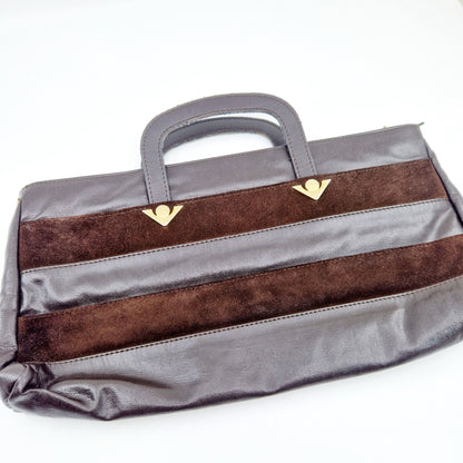 Einzigartige und nachhaltige Vintage Tasche in braun mit Henkel. Unique and sustainable vintage handbag in brown with handle. Side.