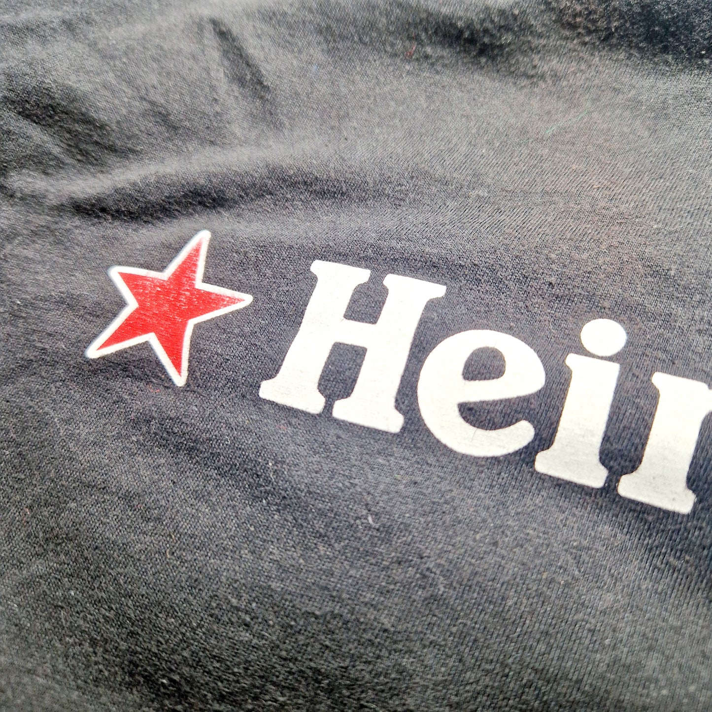 Einzigartiges und nachhaltiges Vintage T-Shirt Heineken. Unique and sustainable vintage t-shirt heineken. Close-up.