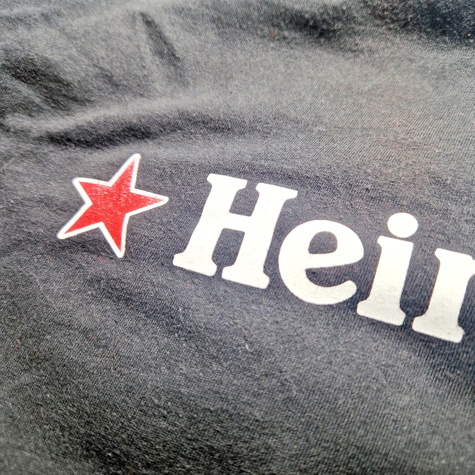 Einzigartiges und nachhaltiges Vintage T-Shirt Heineken. Unique and sustainable vintage t-shirt heineken. Close-up.