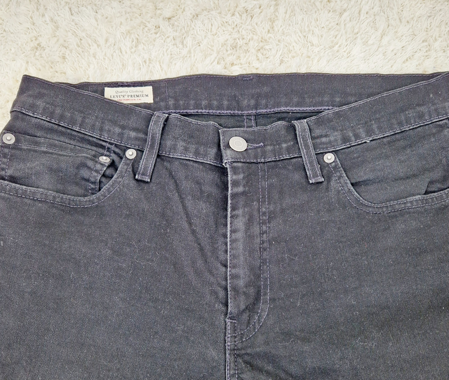 Einzigartige und nachhaltige Vintage Jeans in schwarz von Levi's, 511. Unique and sustainable vintage jeans in black from Levi's, 511. Close-up.