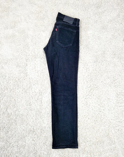 Einzigartige und nachhaltige Vintage Jeans in schwarz von Levi's, 511. Unique and sustainable vintage jeans in black from Levi's, 511. Side.