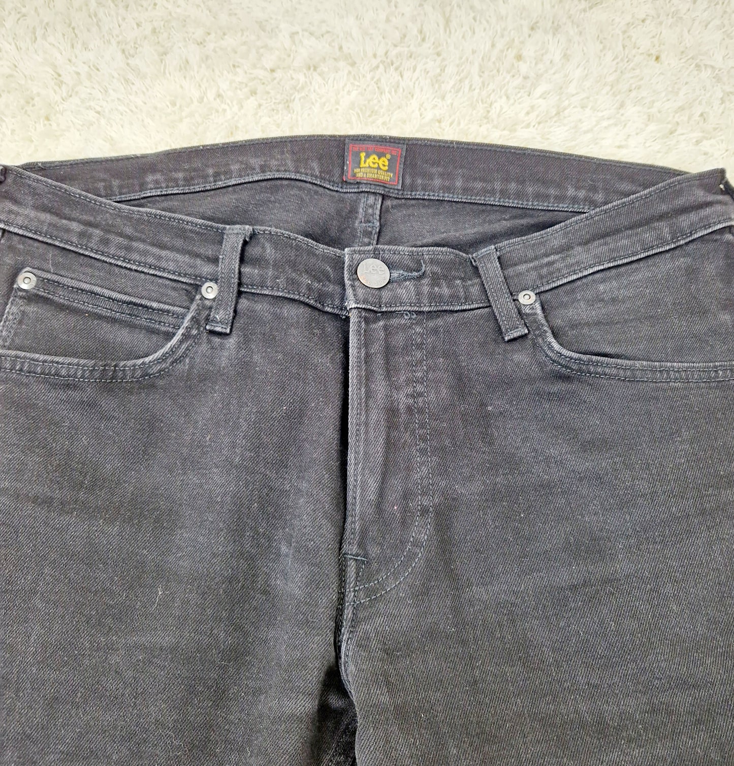 Einzigartige und nachhaltige Vintage Jeans in schwarz von Lee, Luke. Unique and sustainable vintage jeans in black from Lee, Luke. Close-up.