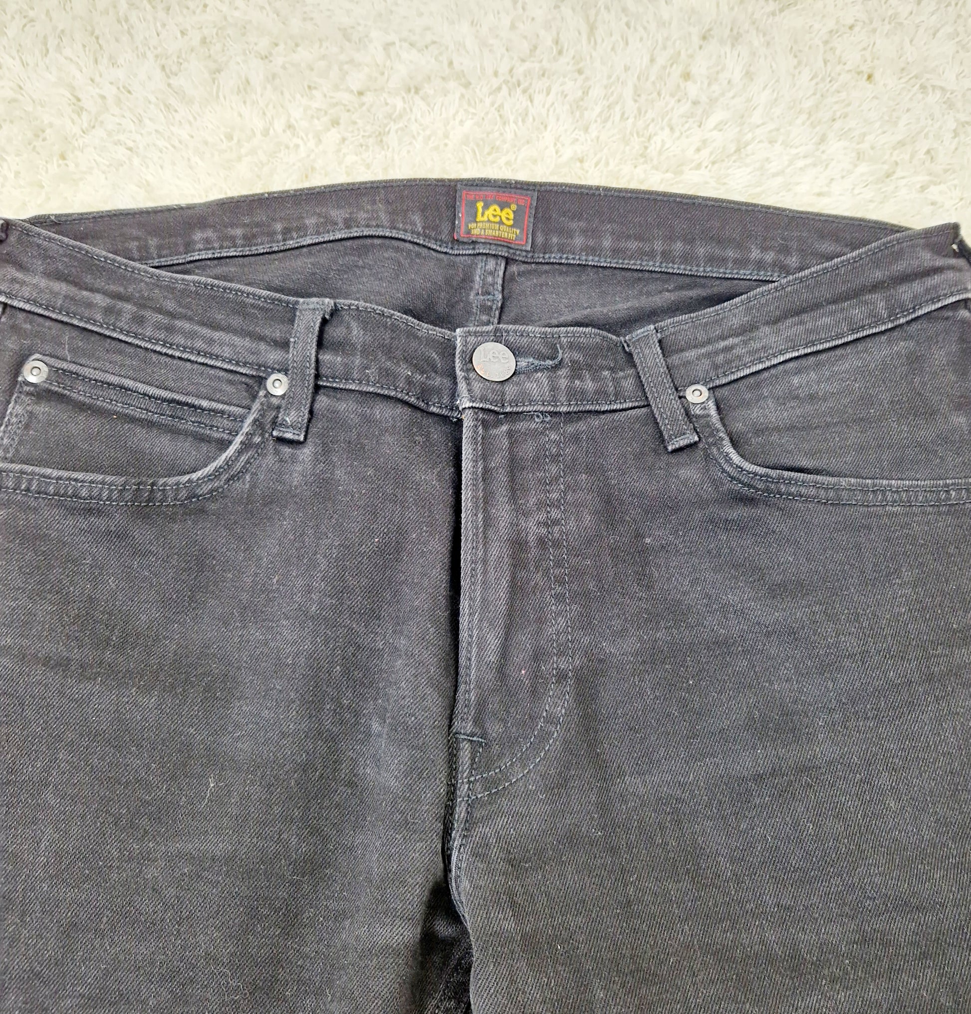 Einzigartige und nachhaltige Vintage Jeans in schwarz von Lee, Luke. Unique and sustainable vintage jeans in black from Lee, Luke. Close-up.