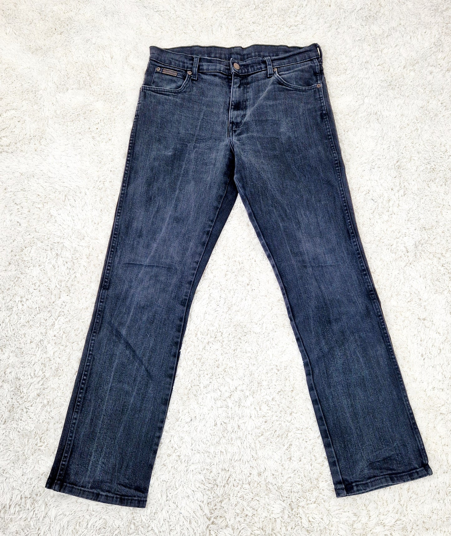 Einzigartige und nachhaltige Vintage Jeans in schwarz von Wrangler. Unique and sustainable vintage jeans in black from wrangler. Front.