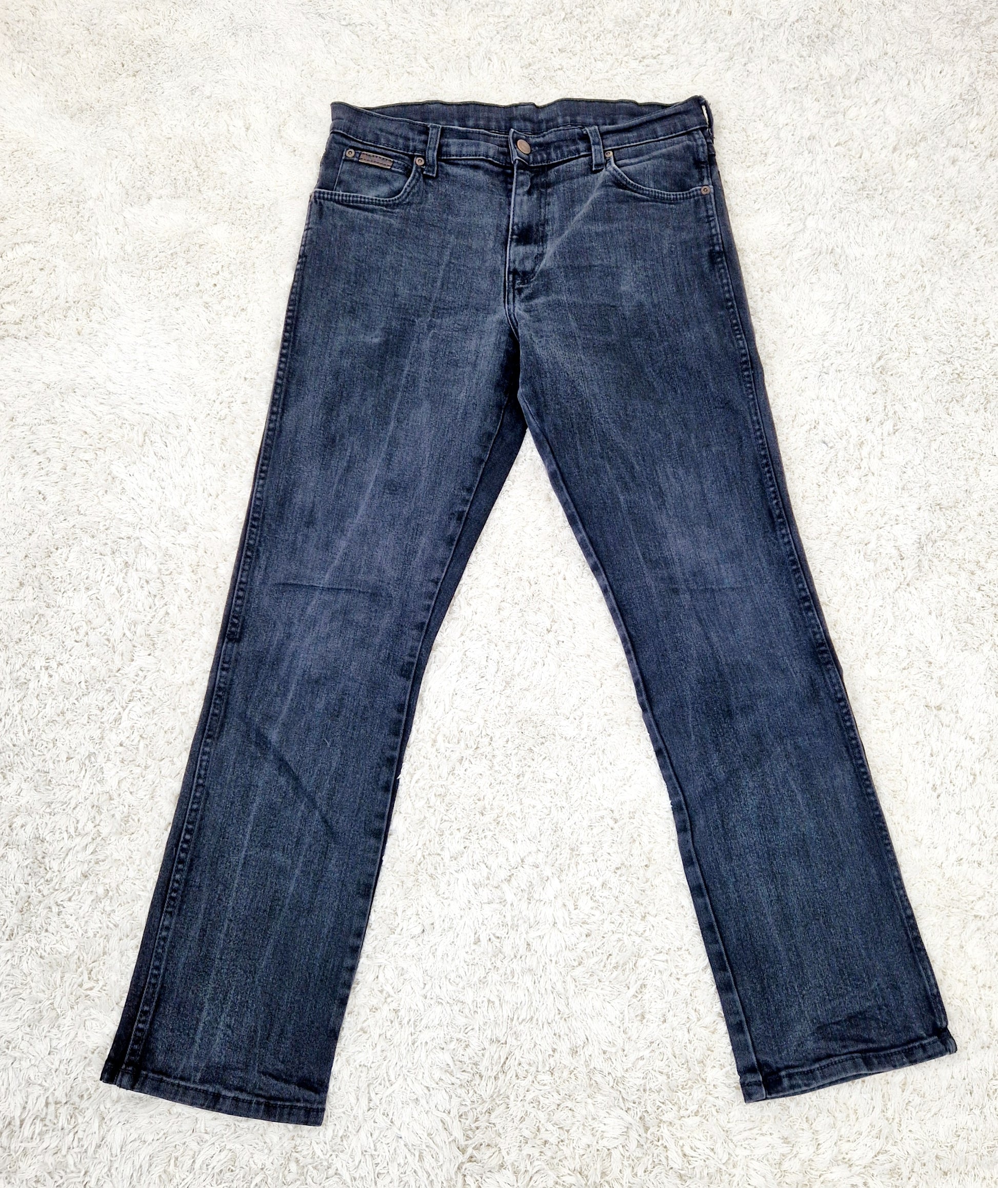 Einzigartige und nachhaltige Vintage Jeans in schwarz von Wrangler. Unique and sustainable vintage jeans in black from wrangler. Front.
