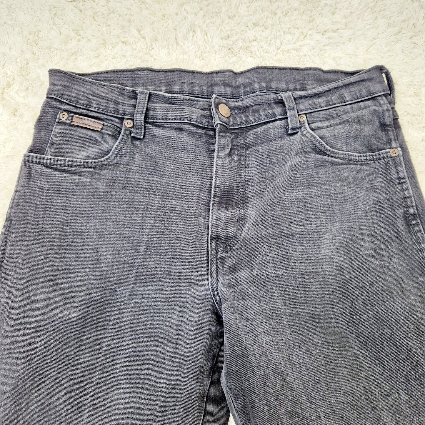 Einzigartige und nachhaltige Vintage Jeans in schwarz von Wrangler. Unique and sustainable vintage jeans in black from wrangler. Close-up.