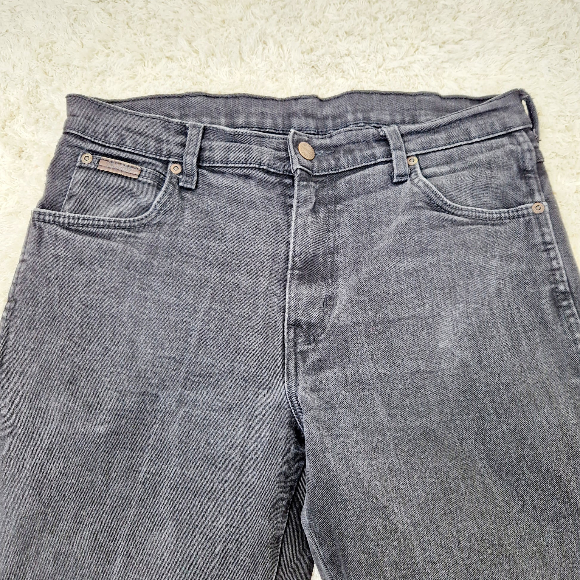 Einzigartige und nachhaltige Vintage Jeans in schwarz von Wrangler. Unique and sustainable vintage jeans in black from wrangler. Close-up.