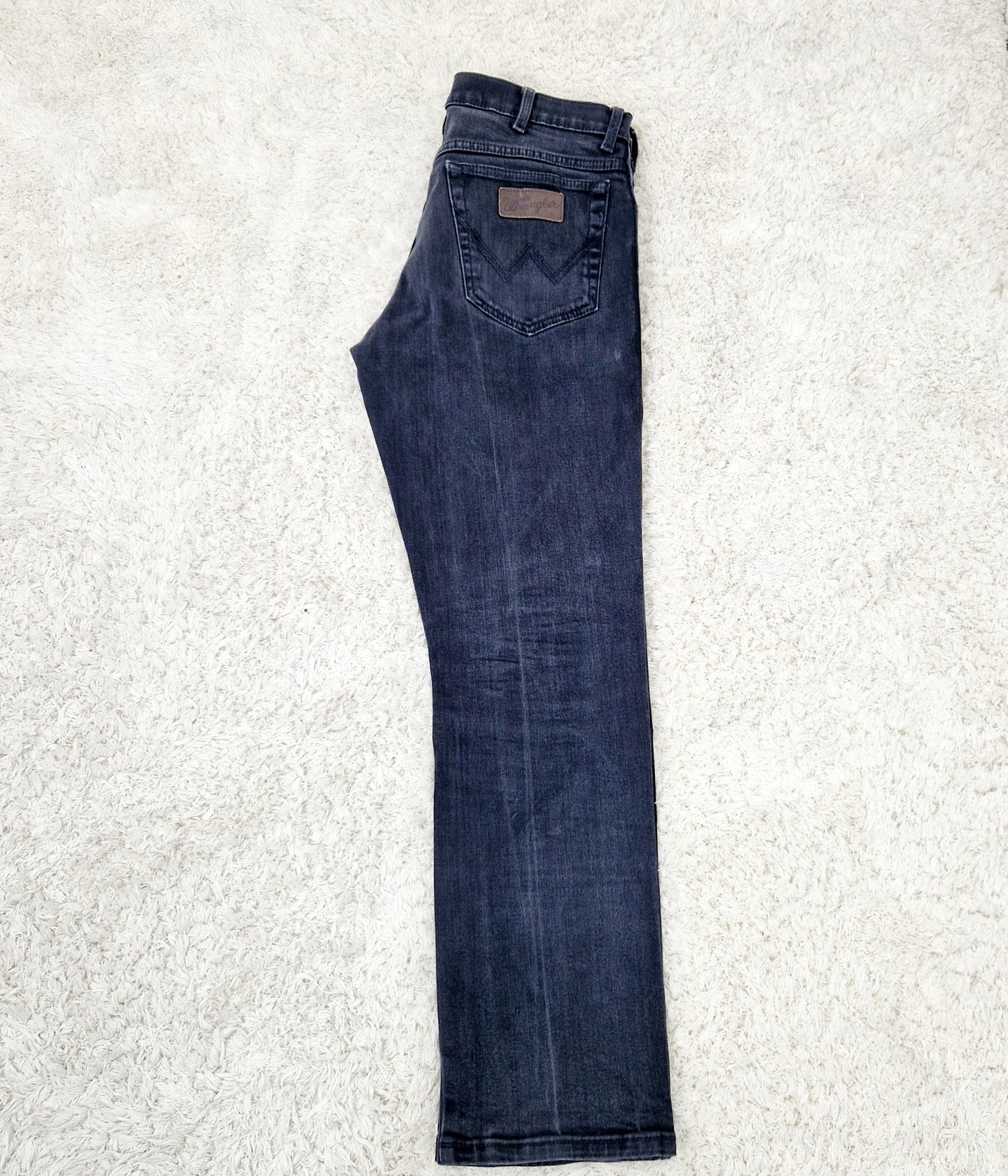 Einzigartige und nachhaltige Vintage Jeans in schwarz von Wrangler. Unique and sustainable vintage jeans in black from wrangler. Side.