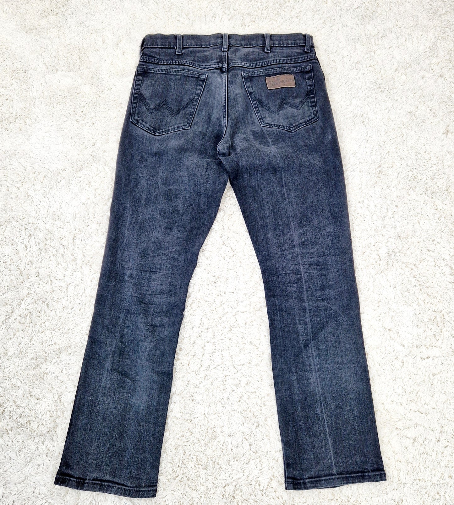 Einzigartige und nachhaltige Vintage Jeans in schwarz von Wrangler. Unique and sustainable vintage jeans in black from wrangler. Back.
