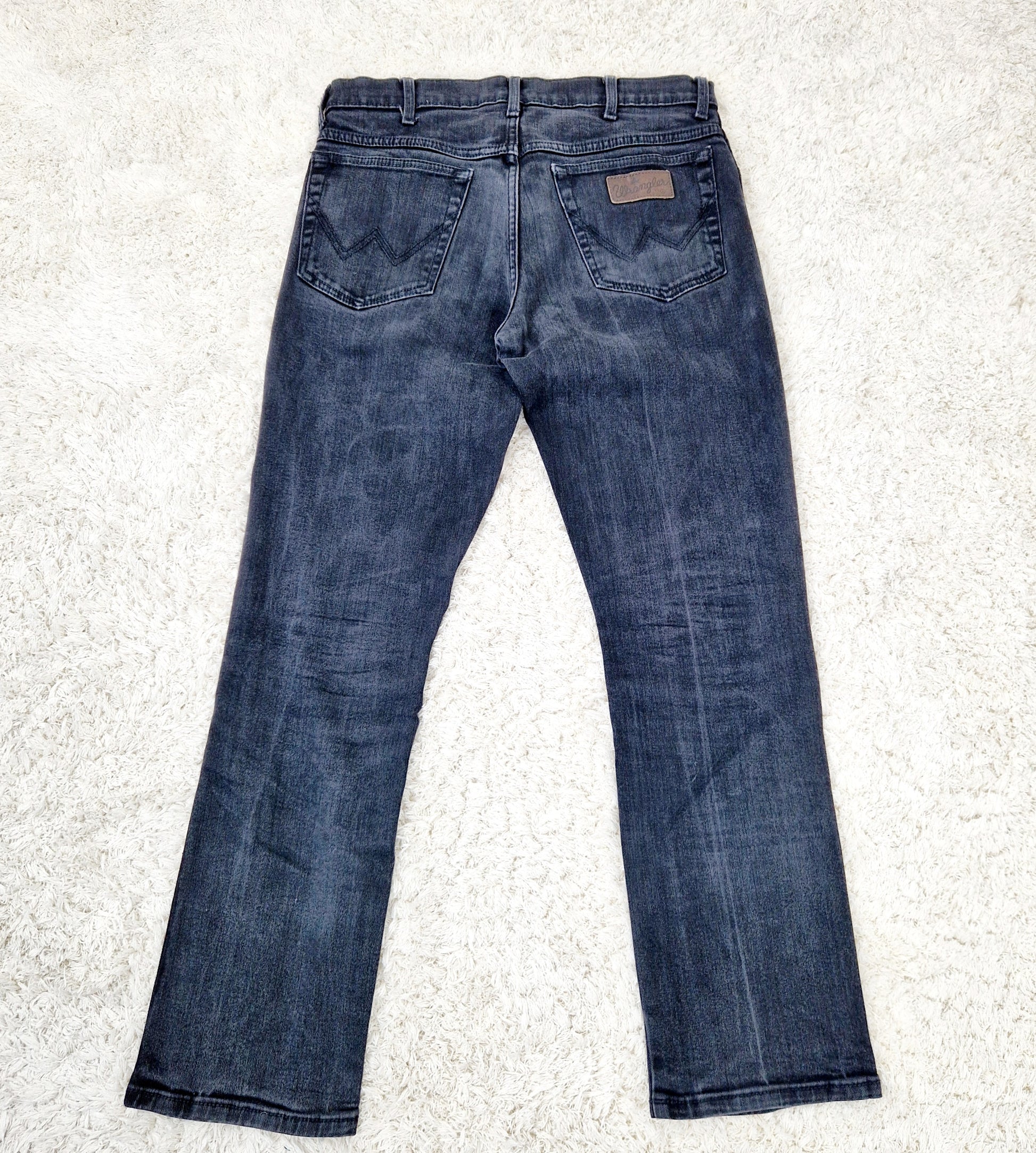 Einzigartige und nachhaltige Vintage Jeans in schwarz von Wrangler. Unique and sustainable vintage jeans in black from wrangler. Back.
