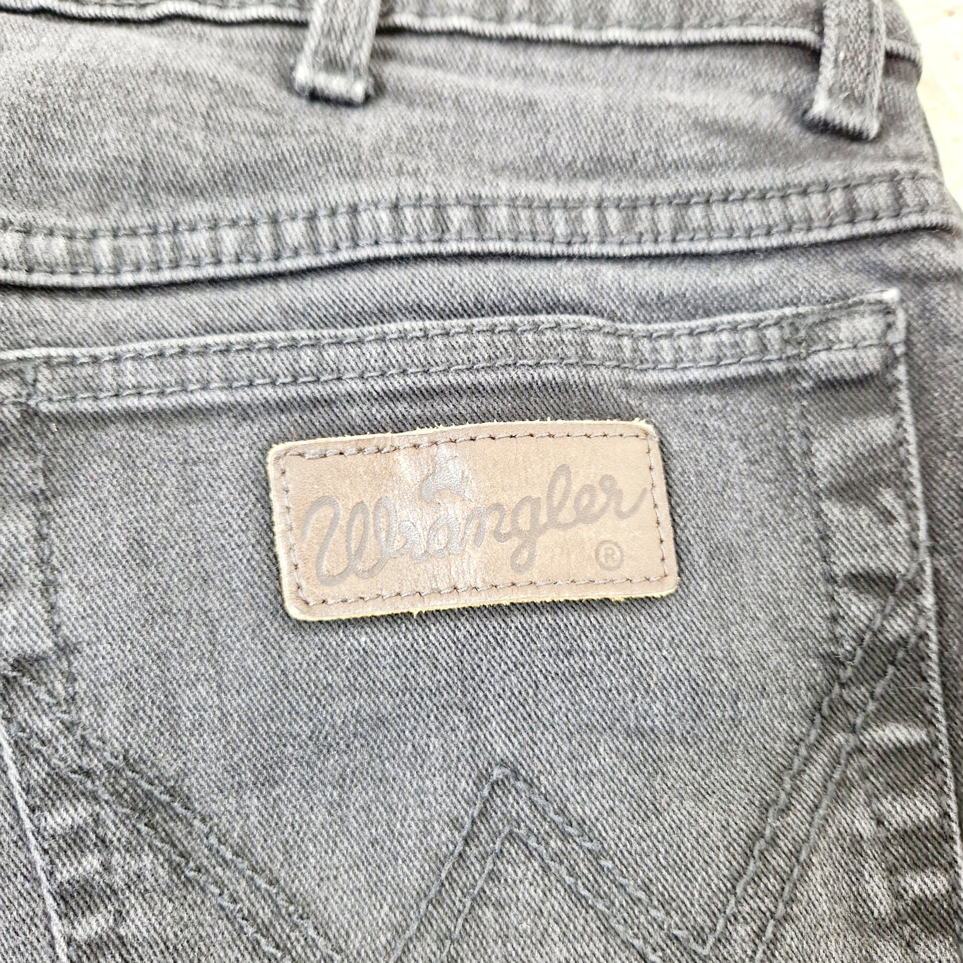 Einzigartige und nachhaltige Vintage Jeans in schwarz von Wrangler. Unique and sustainable vintage jeans in black from wrangler. Tag.