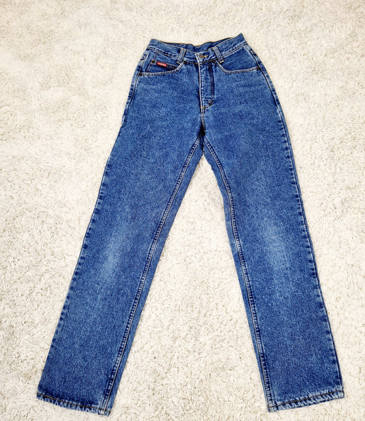 Einzigartige und nachhaltige Vintage jeans von Carrera in blau. Unique and sustainable vintage jeans from Carrera in blue. Front.