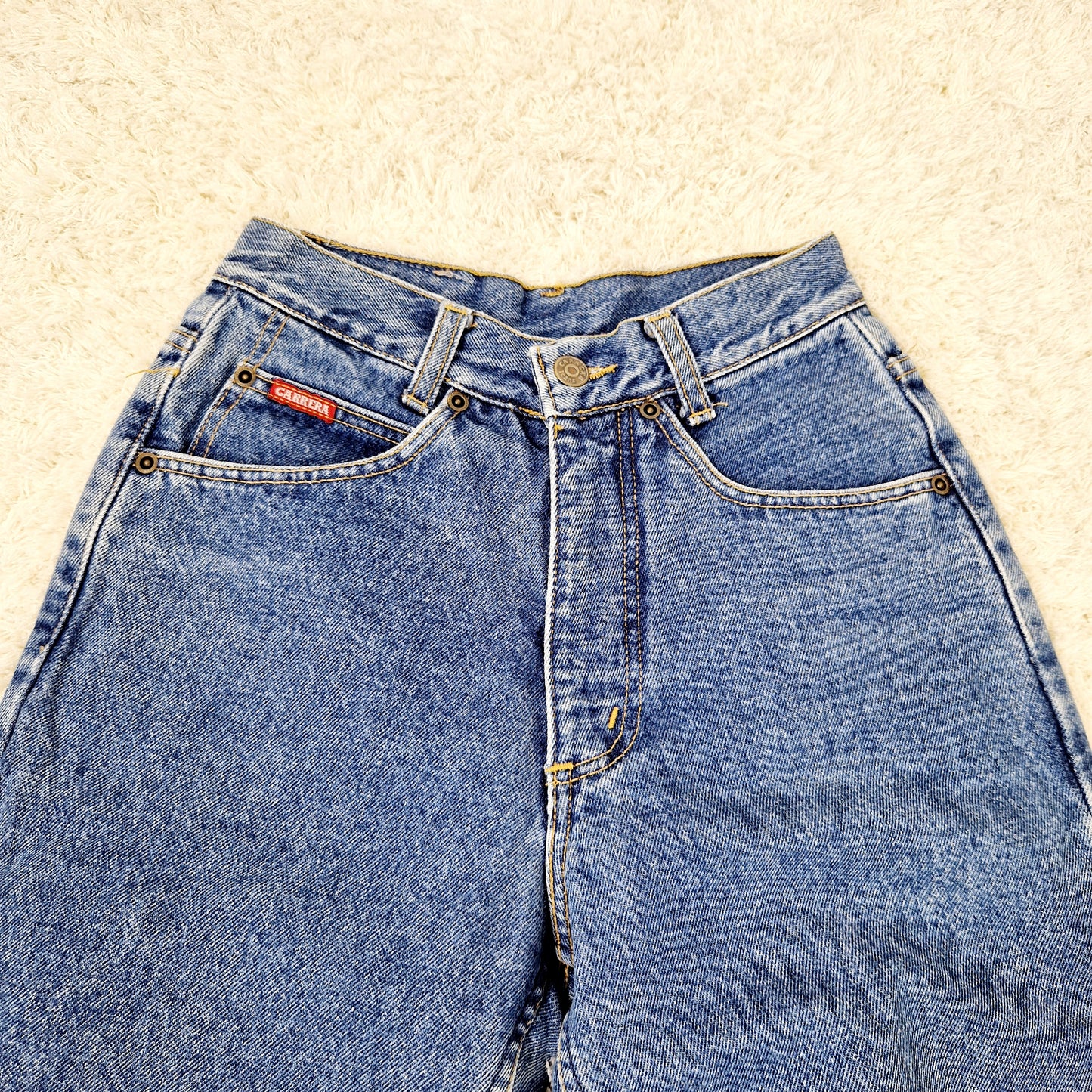 Einzigartige und nachhaltige Vintage jeans von Carrera in blau. Unique and sustainable vintage jeans from Carrera in blue. Close-up.