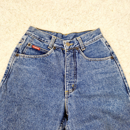 Einzigartige und nachhaltige Vintage jeans von Carrera in blau. Unique and sustainable vintage jeans from Carrera in blue. Close-up.