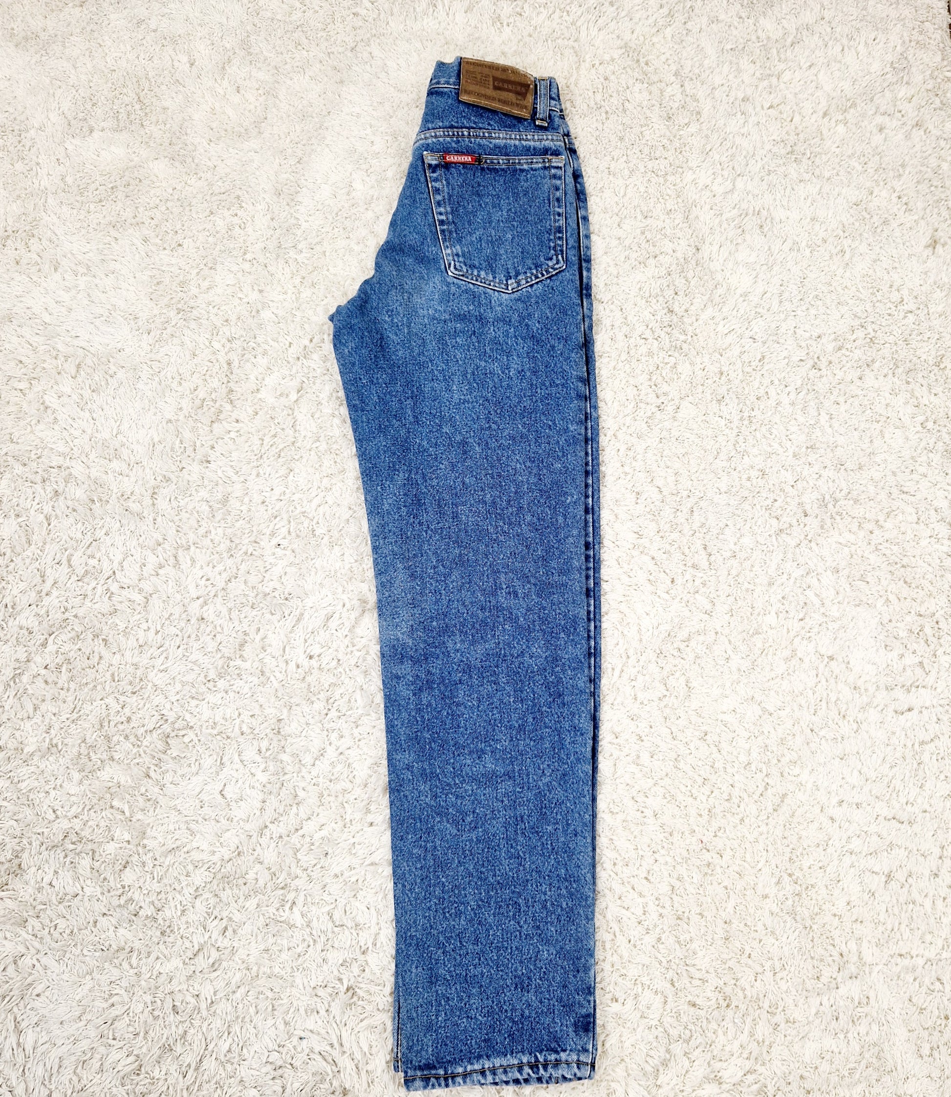 Einzigartige und nachhaltige Vintage jeans von Carrera in blau. Unique and sustainable vintage jeans from Carrera in blue. Side.