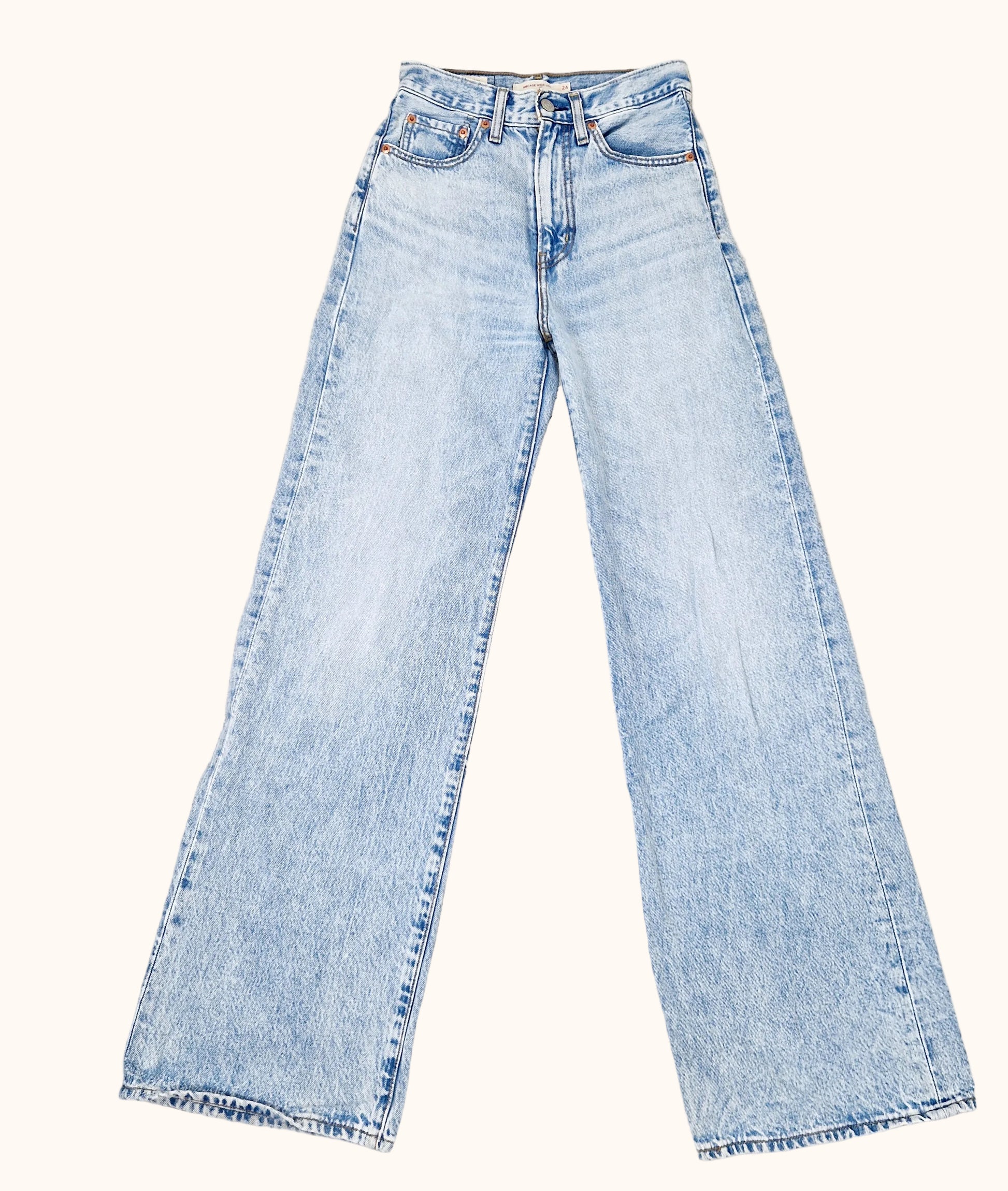 Einzigartige und nachhaltige Vintage Jeans in hellblau, Levi's. Front.