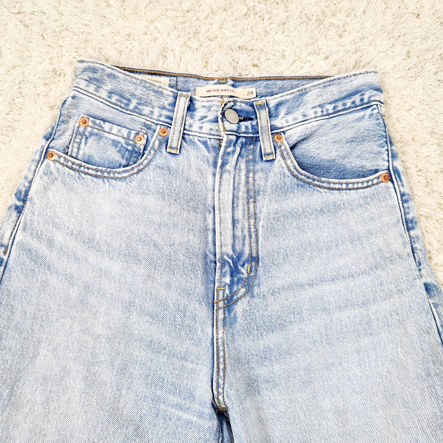 Einzigartige und nachhaltige Vintage Jeans in hellblau, Levi's. Close-up.