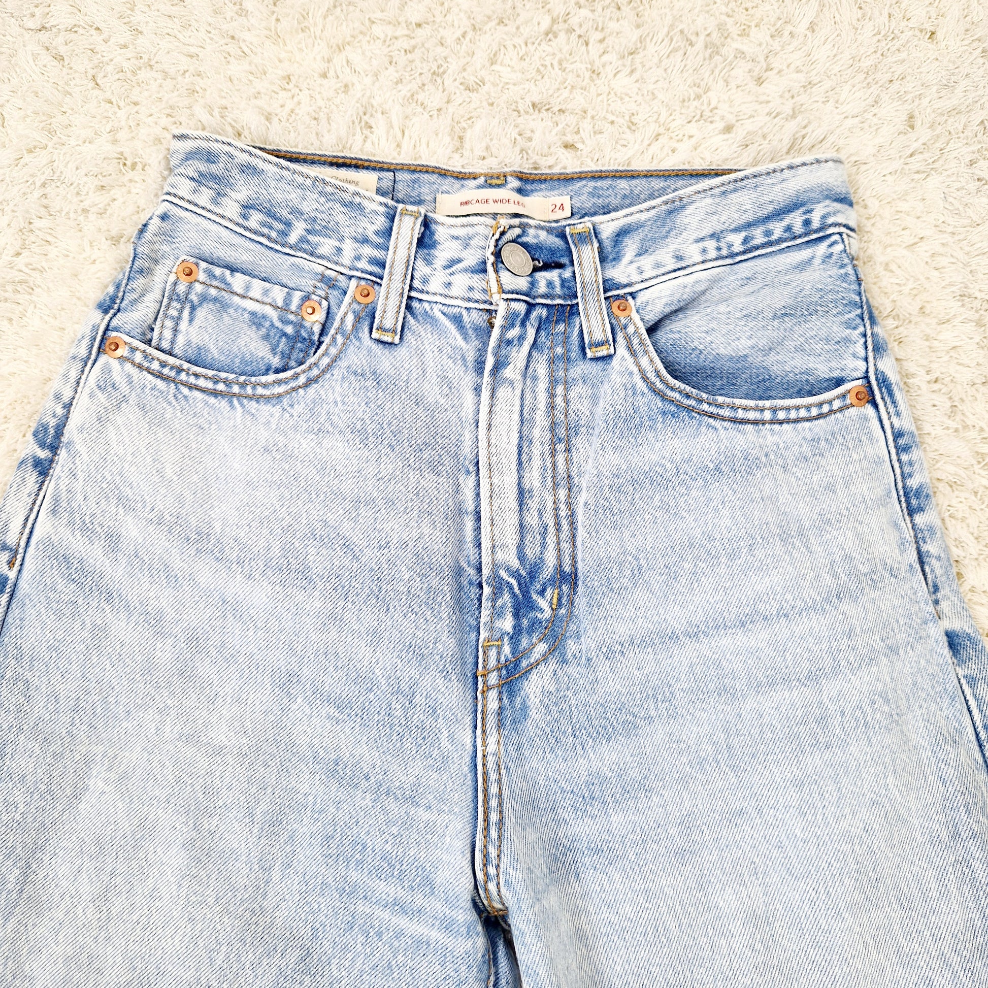 Einzigartige und nachhaltige Vintage Jeans in hellblau, Levi's. Close-up.