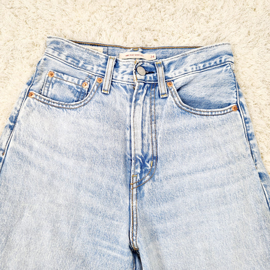 Einzigartige und nachhaltige Vintage Jeans in hellblau, Levi's. Close-up.