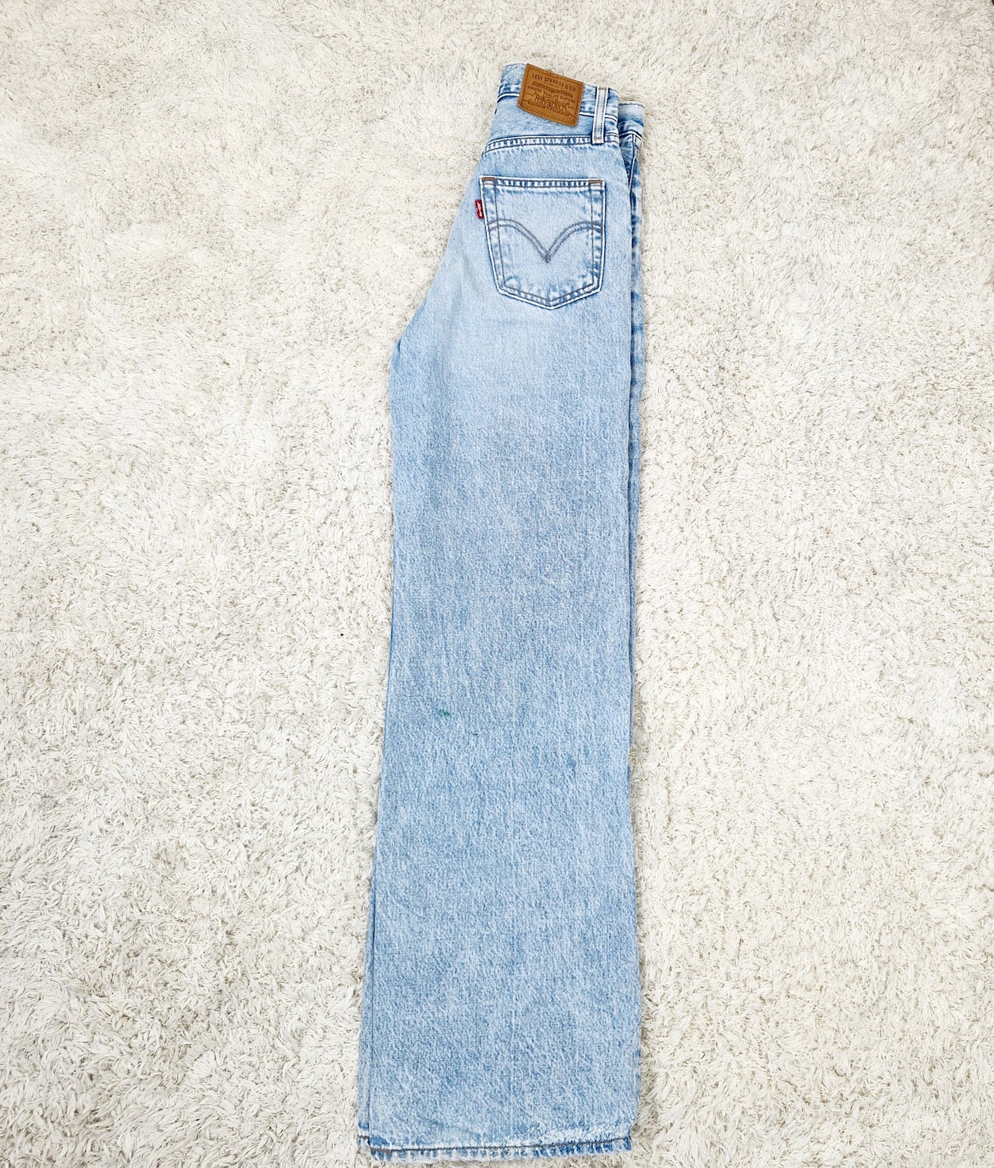 Einzigartige und nachhaltige Vintage Jeans in hellblau, Levi's. Side.