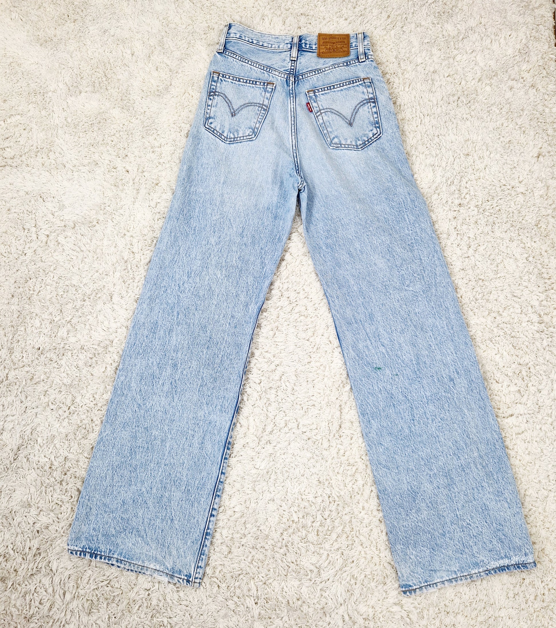 Einzigartige und nachhaltige Vintage Jeans in hellblau, Levi's. Back.