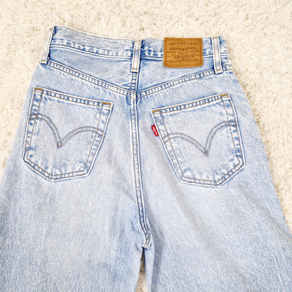 Einzigartige und nachhaltige Vintage Jeans in hellblau, Levi's. Close-up 2.