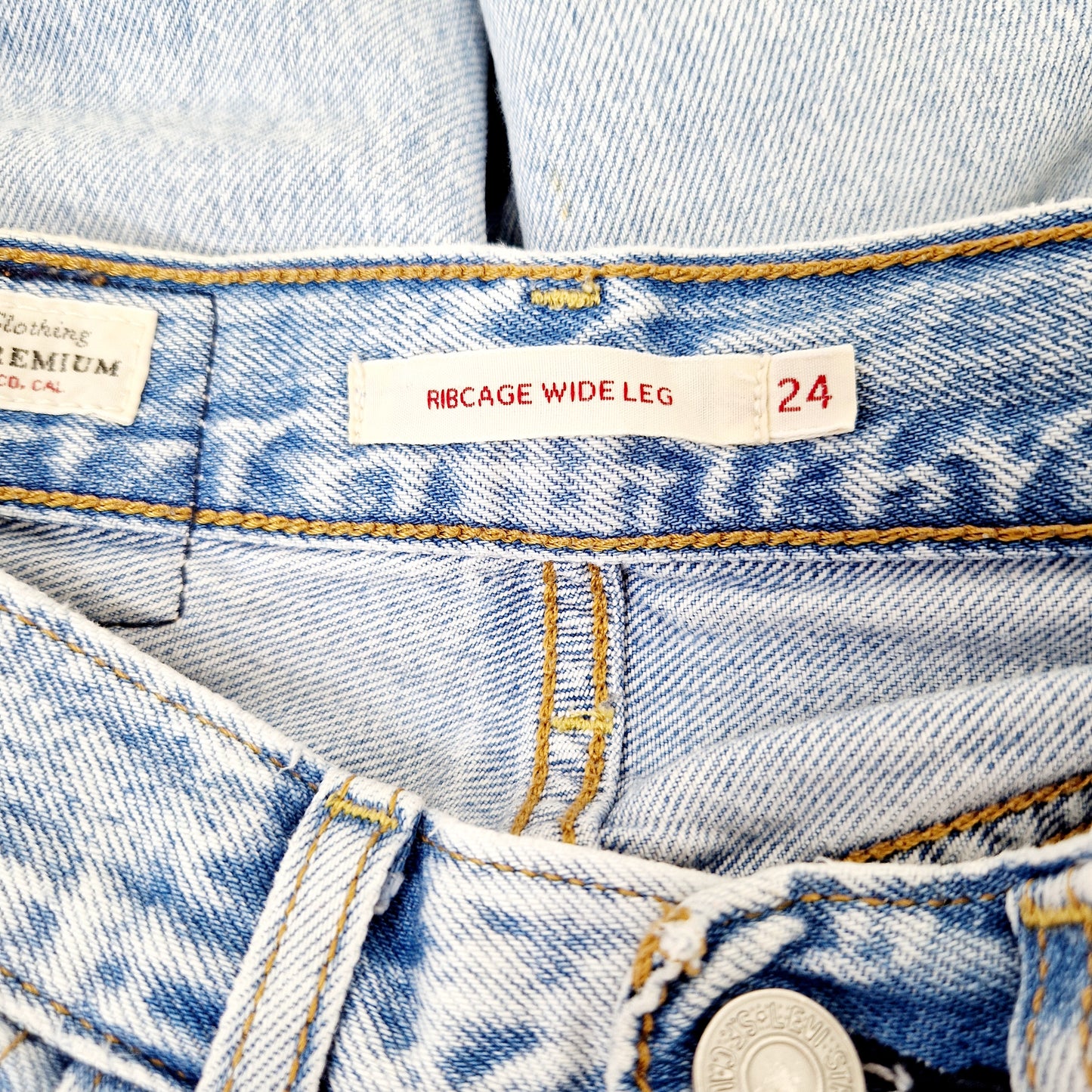 Einzigartige und nachhaltige Vintage Jeans in hellblau, Levi's. Close-up 3.