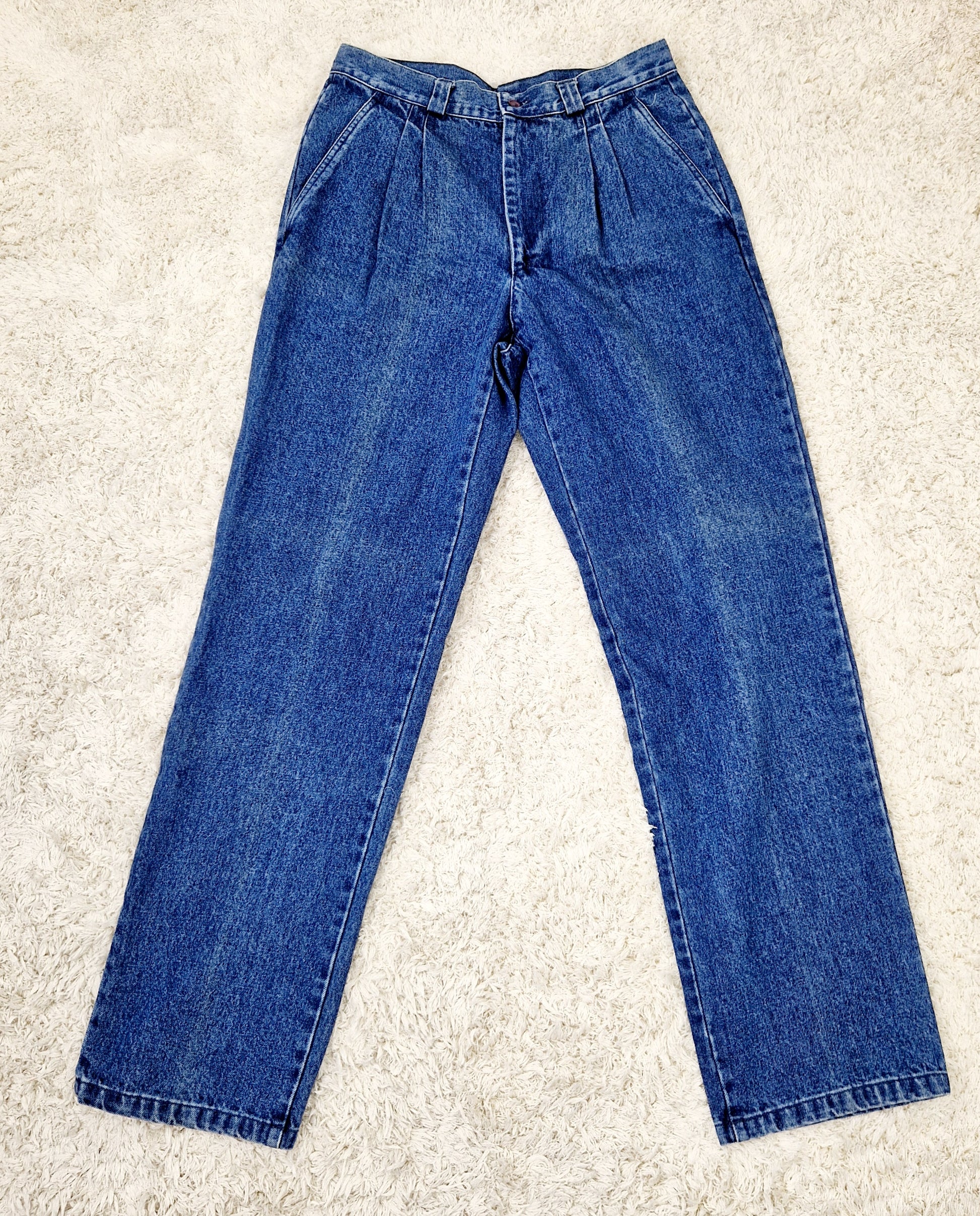 Einzigartige und nachhaltige Vintage Jeans in blau von WAMPUM. Unique and sustianable jeans in blue from WAMPUM. Front.