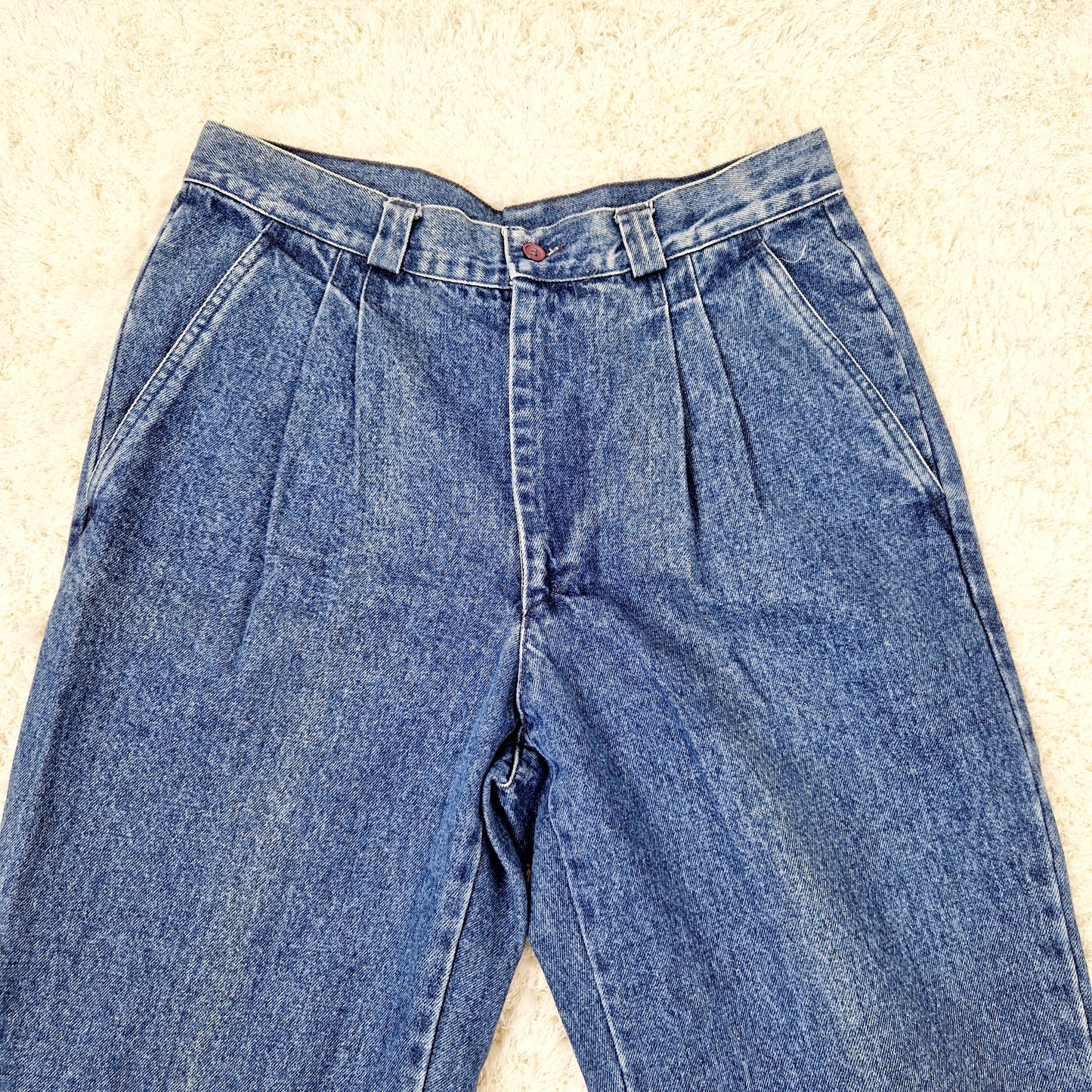 inzigartige und nachhaltige Vintage Jeans in blau von WAMPUM. Unique and sustianable jeans in blue from WAMPUM. Close-up.