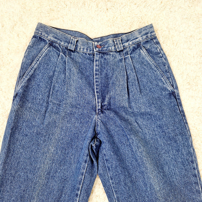 inzigartige und nachhaltige Vintage Jeans in blau von WAMPUM. Unique and sustianable jeans in blue from WAMPUM. Close-up.