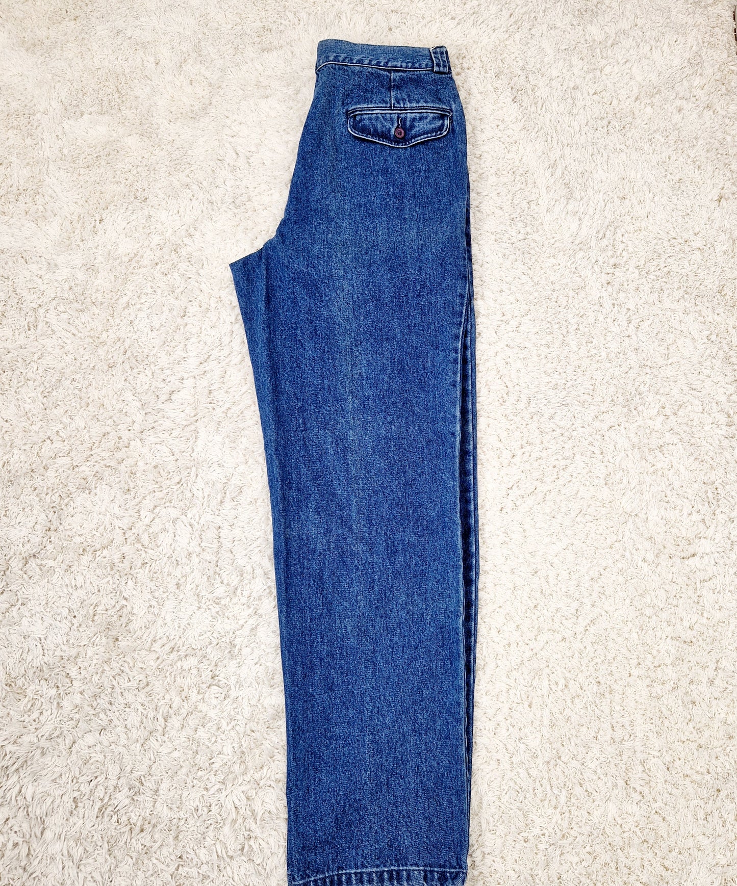 Einzigartige und nachhaltige Vintage Jeans in blau von WAMPUM. Unique and sustianable jeans in blue from WAMPUM. Side.