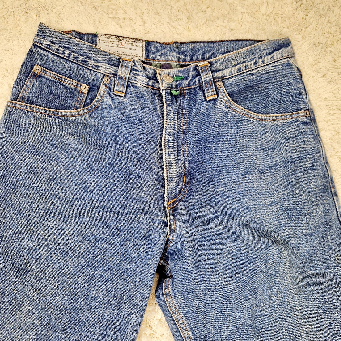 Einzigartige und nachhaltige Vintage Jeans in blau von Jacob Cohen. Unique and sustainable vintage jeans in blue from Jacob Cohen. Close-up.