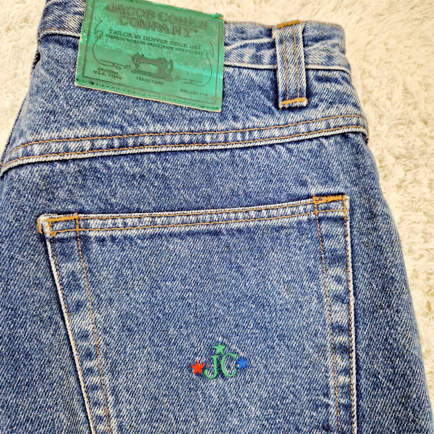 Einzigartige und nachhaltige Vintage Jeans in blau von Jacob Cohen. Unique and sustainable vintage jeans in blue from Jacob Cohen. Close-up 2.