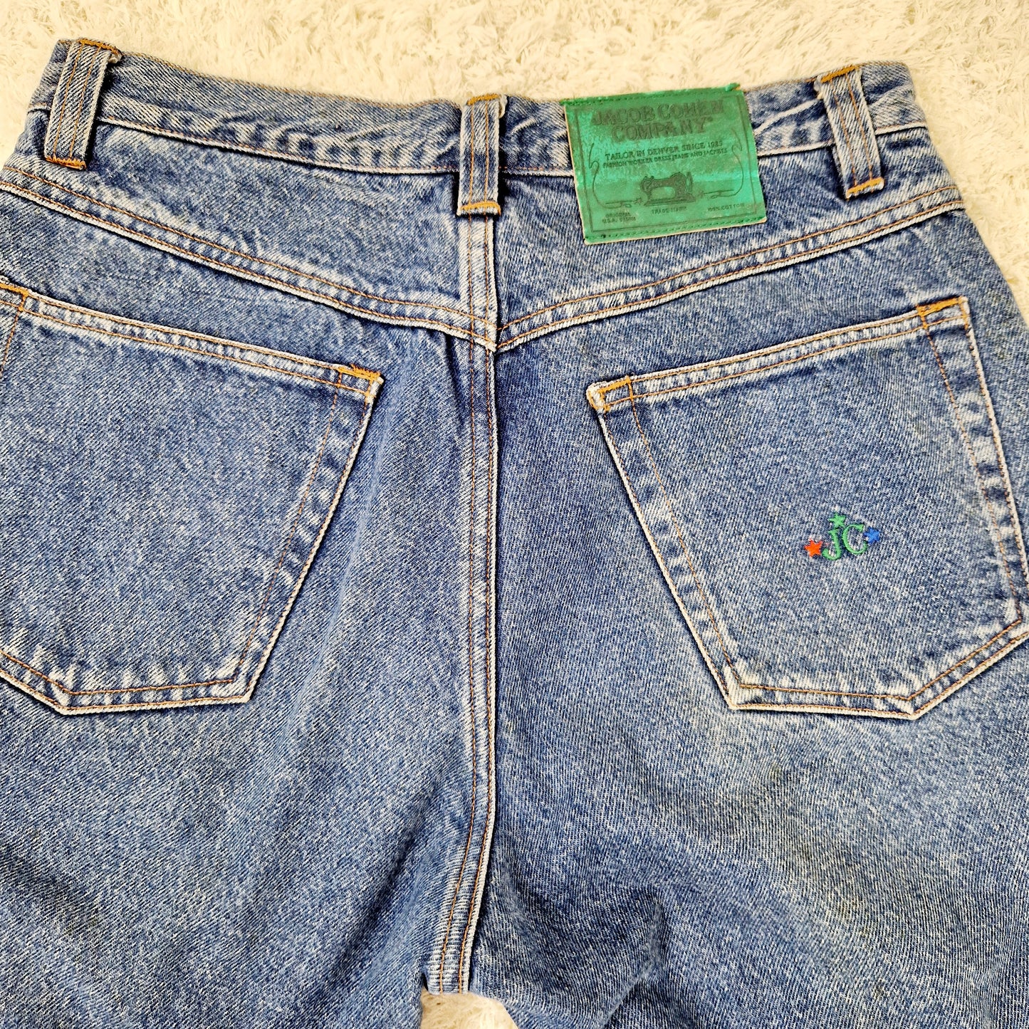 Einzigartige und nachhaltige Vintage Jeans in blau von Jacob Cohen. Unique and sustainable vintage jeans in blue from Jacob Cohen. Close-up 3.