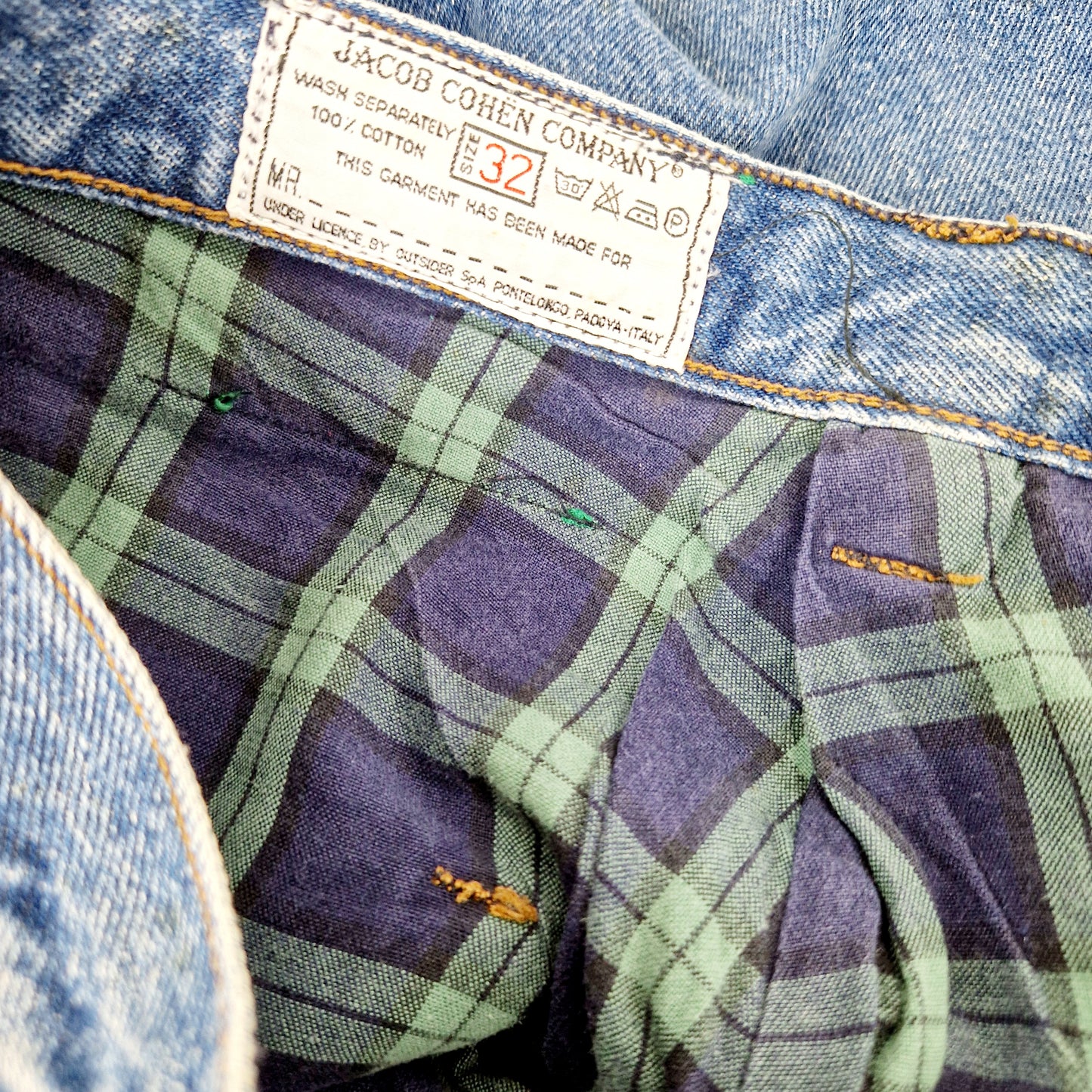 Einzigartige und nachhaltige Vintage Jeans in blau von Jacob Cohen. Unique and sustainable vintage jeans in blue from Jacob Cohen. Tag.