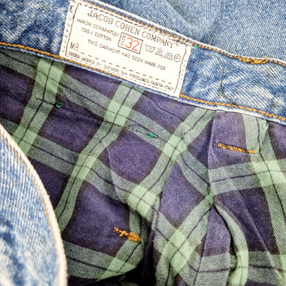 Einzigartige und nachhaltige Vintage Jeans in blau von Jacob Cohen. Unique and sustainable vintage jeans in blue from Jacob Cohen. Tag.