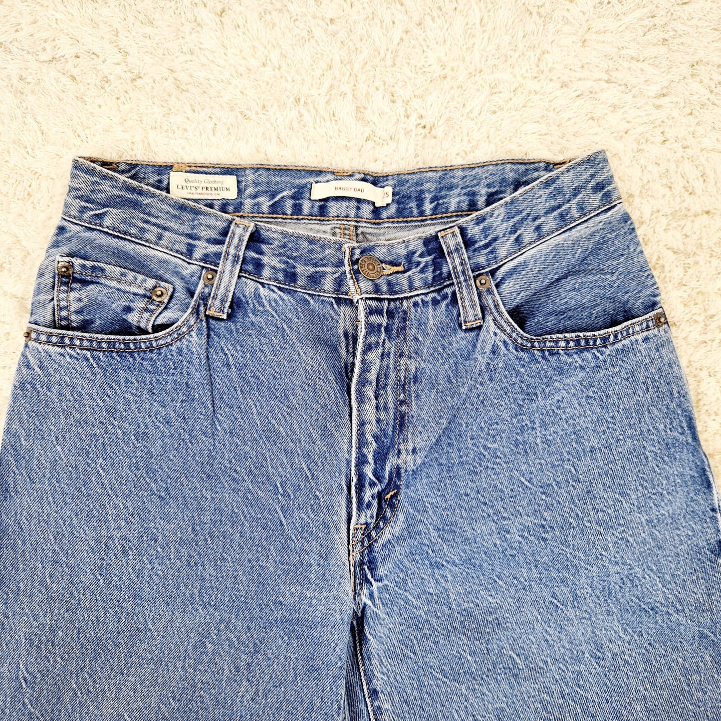 Einzigartige und nachhaltige Vintage Jeans in blau von Levi's, Baggy Dad. Unique and sustainable vintage jeans in blue from Levi's, Baggy Dad. Close-up.