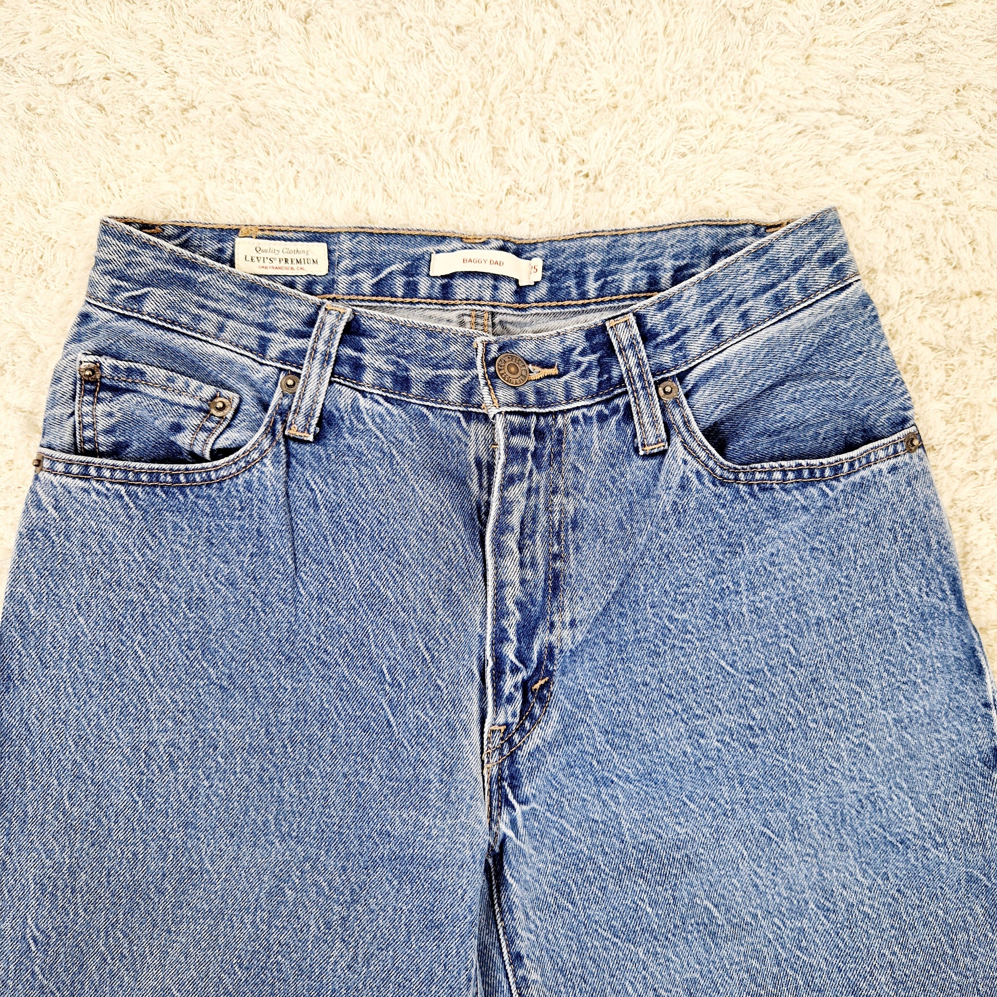 Einzigartige und nachhaltige Vintage Jeans in blau von Levi's, Baggy Dad. Unique and sustainable vintage jeans in blue from Levi's, Baggy Dad. Close-up.