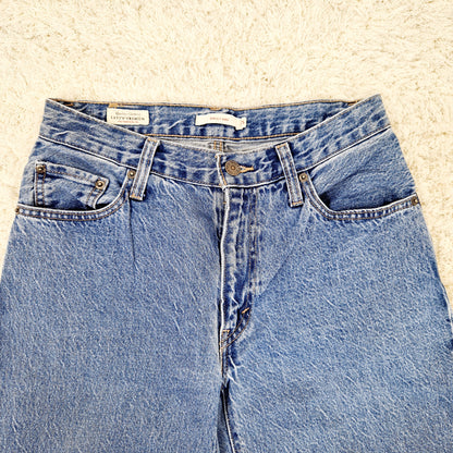 Einzigartige und nachhaltige Vintage Jeans in blau von Levi's, Baggy Dad. Unique and sustainable vintage jeans in blue from Levi's, Baggy Dad. Close-up.