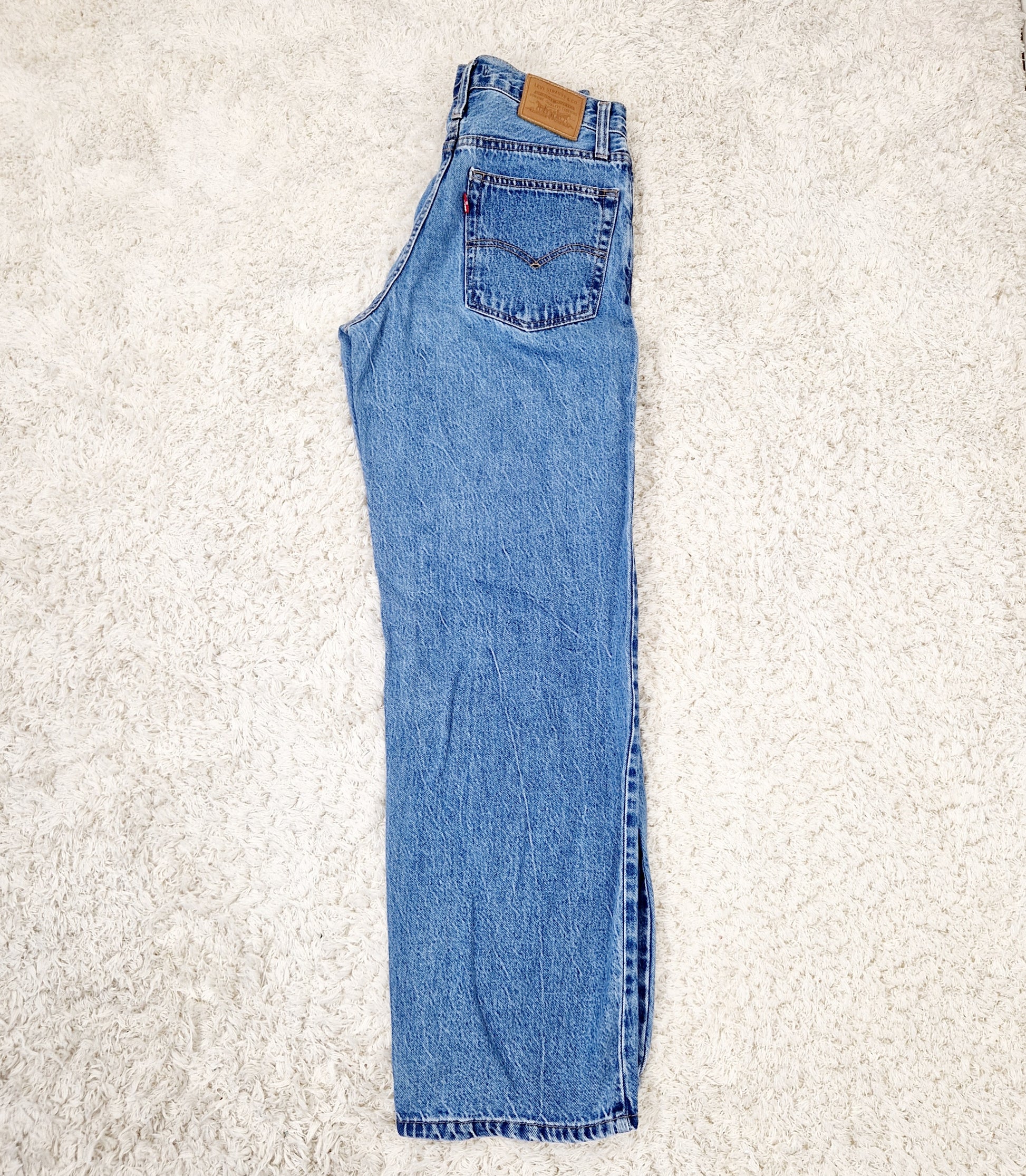Einzigartige und nachhaltige Vintage Jeans in blau von Levi's, Baggy Dad. Unique and sustainable vintage jeans in blue from Levi's, Baggy Dad. Side.
