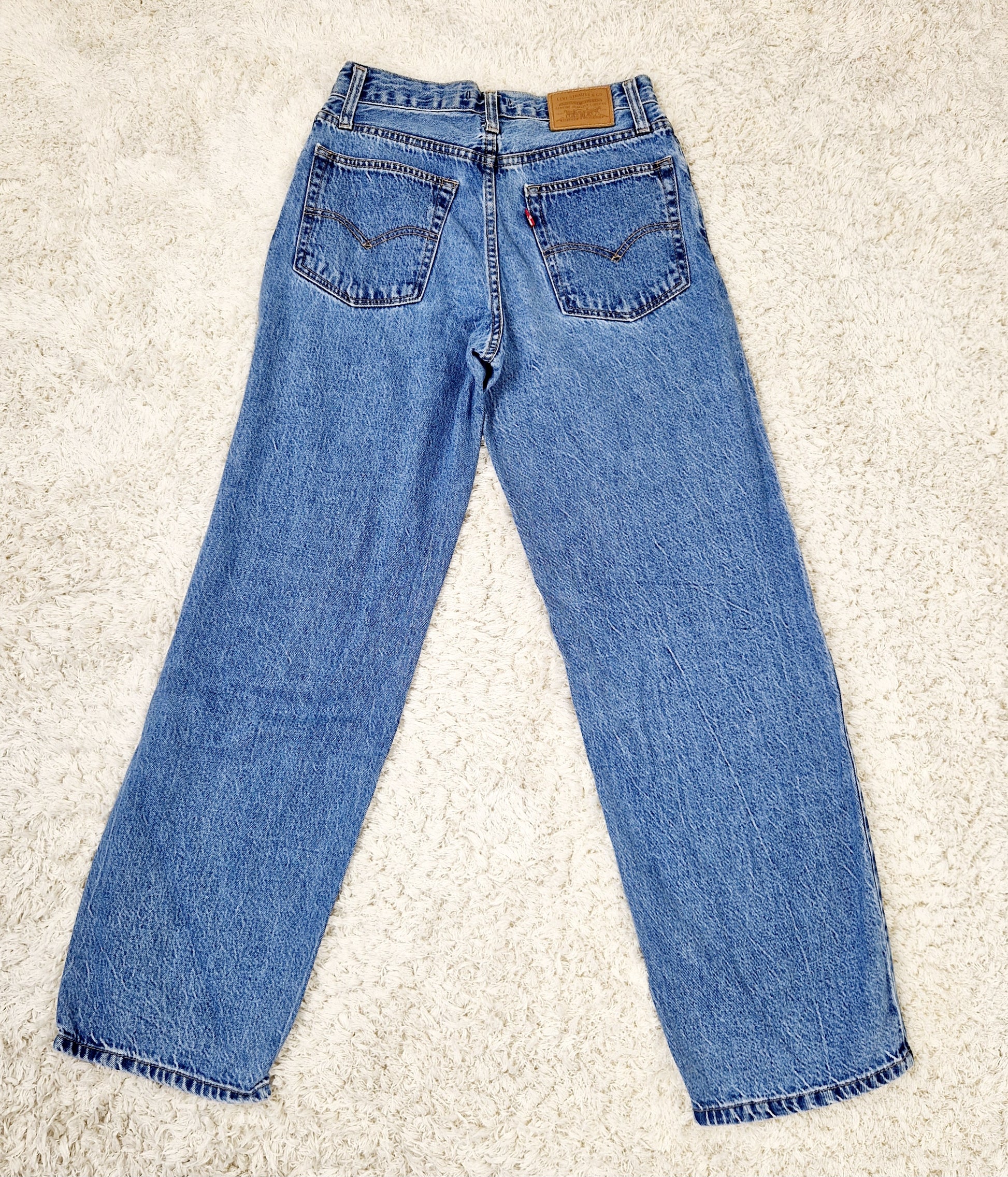 Einzigartige und nachhaltige Vintage Jeans in blau von Levi's, Baggy Dad. Unique and sustainable vintage jeans in blue from Levi's, Baggy Dad. Back.
